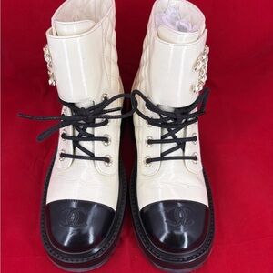 CHANEL Women's Lace-Up Cream and Black Boots 7,5 new